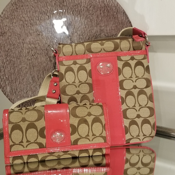 COACH Khaki Signature C Wallet w/ Watermelon Patent Leather - Picture 11 of 12